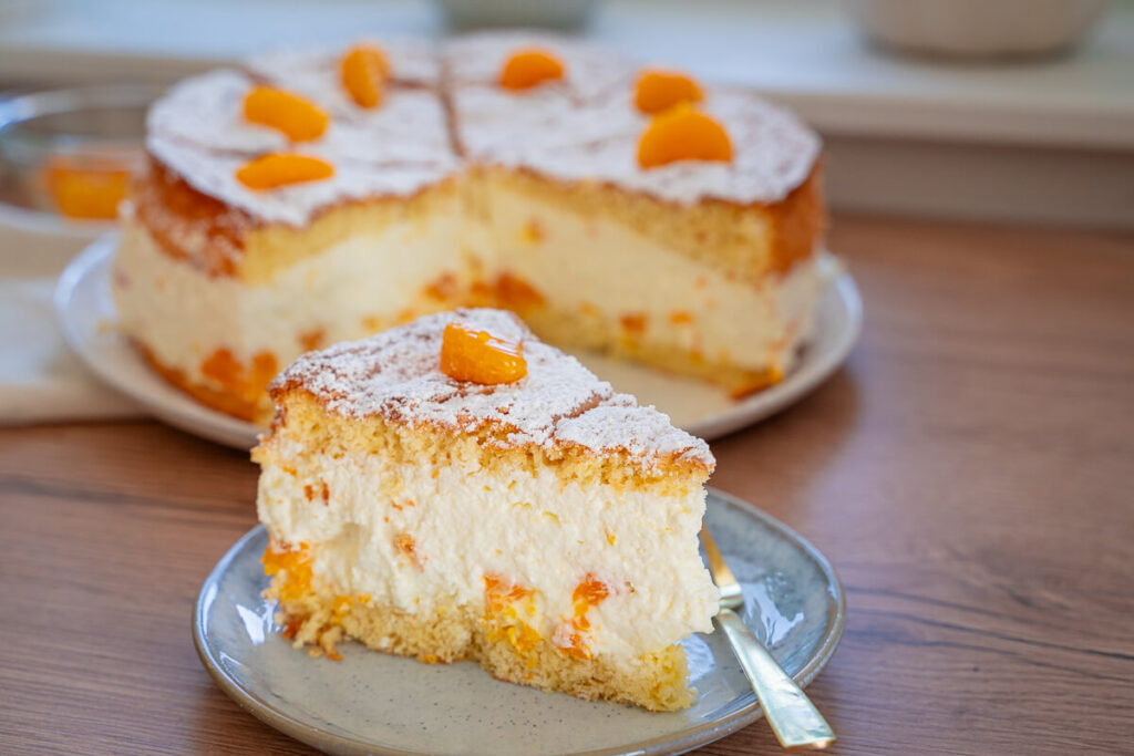 Ein Stück Käsesahne Torte mit Mandarinen