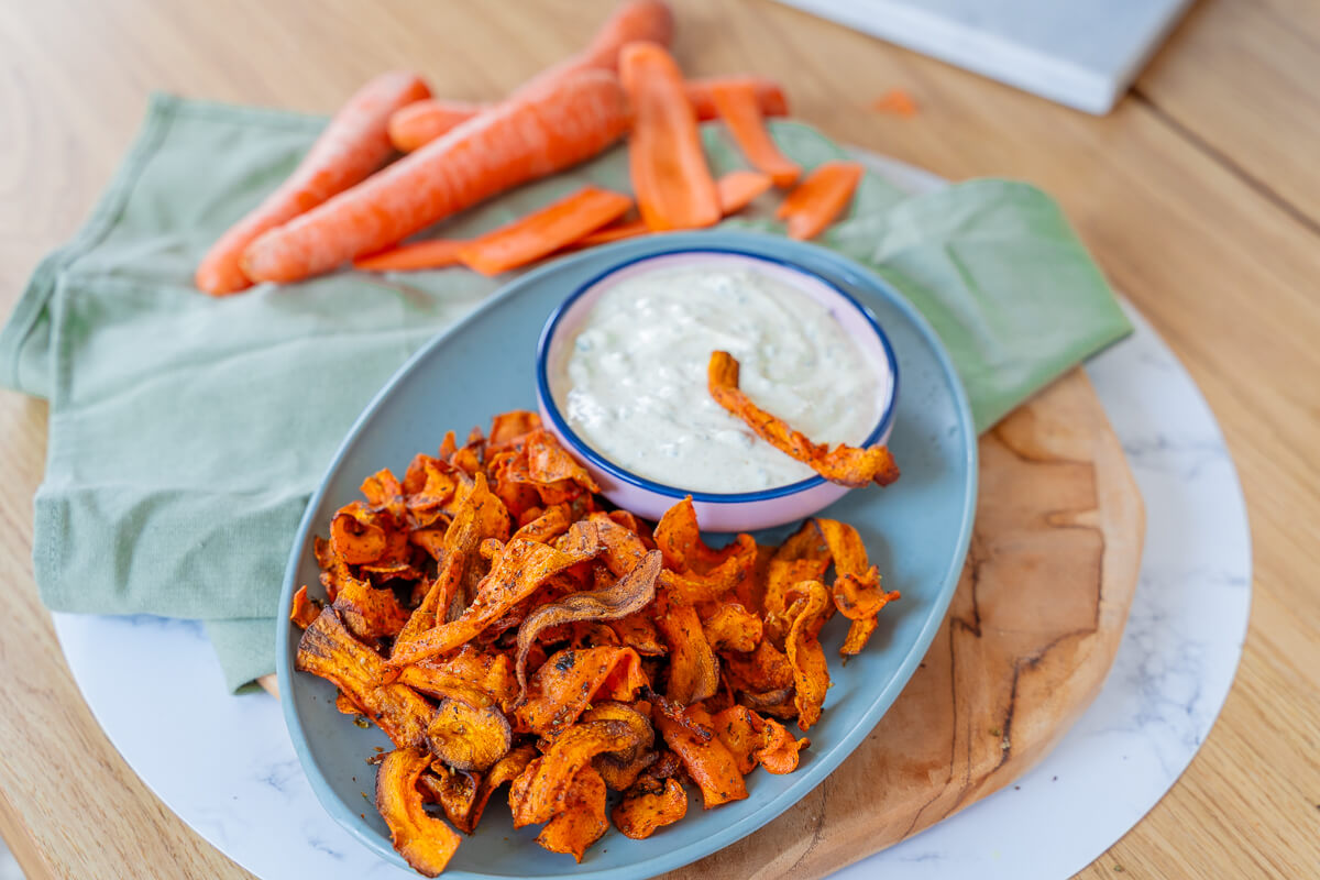 Karottenchips mit cremigem Protein-Dip