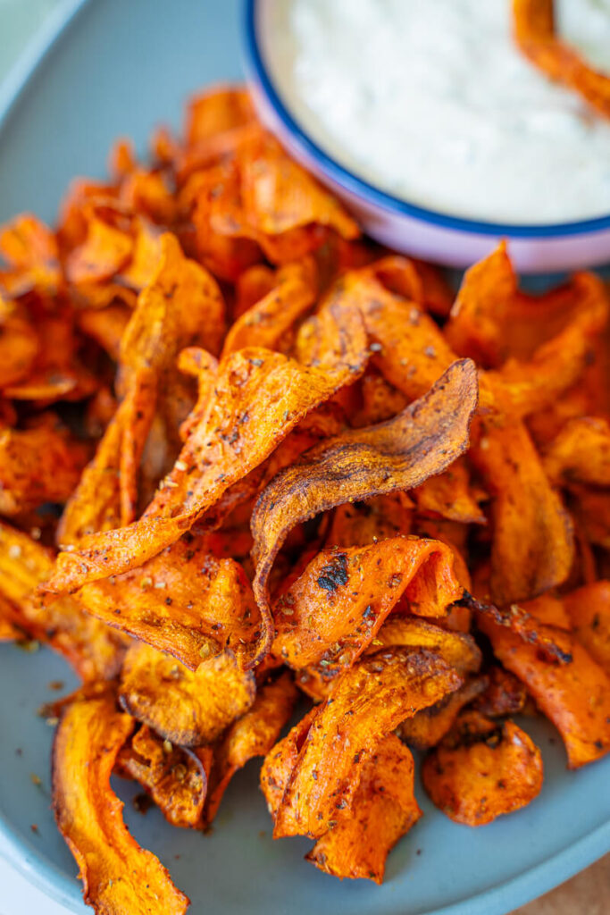 Karottenchips mit cremigem Protein-Dip