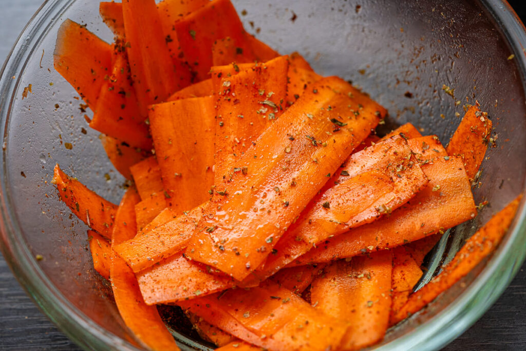 Karottenchips mit cremigem Protein-Dip