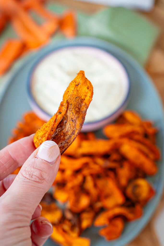 Karottenchips mit cremigem Protein-Dip
