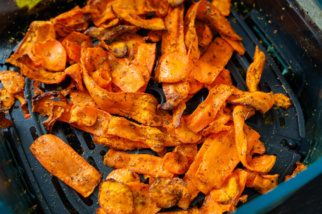 Karottenchips mit cremigem Protein-Dip