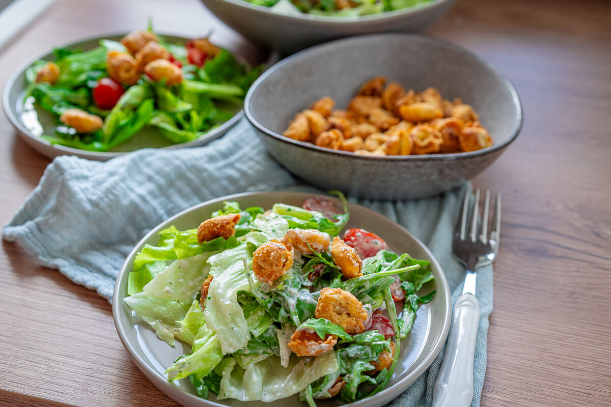 Crunchy Tortellini Salat mit cremigem Parmesan-Dressing