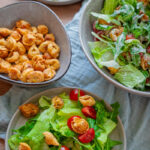 Crunchy Tortellini Salat mit cremigem Parmesan-Dressing