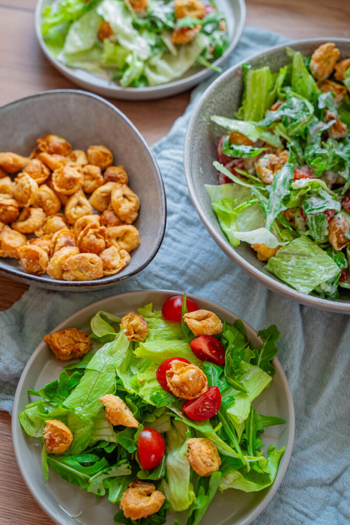 Crunchy Tortellini Salat mit cremigem Parmesan-Dressing