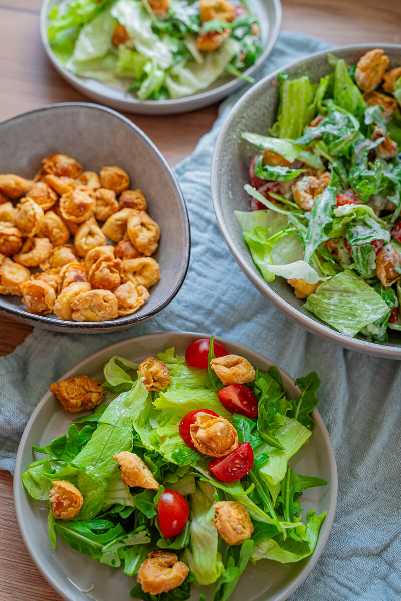 Crunchy Tortellini Salat mit cremigem Parmesan-Dressing