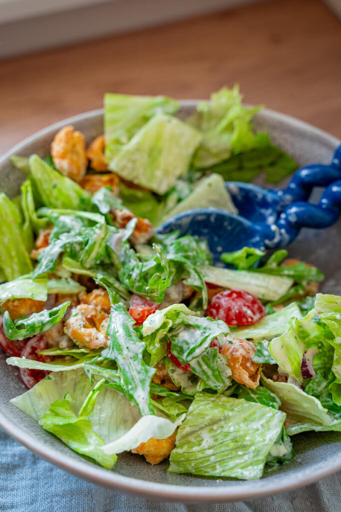 Crunchy Tortellini Salat mit cremigem Parmesan-Dressing