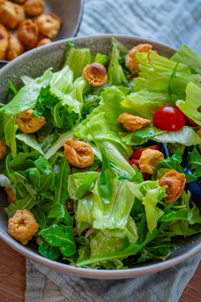 Crunchy Tortellini Salat mit cremigem Parmesan-Dressing