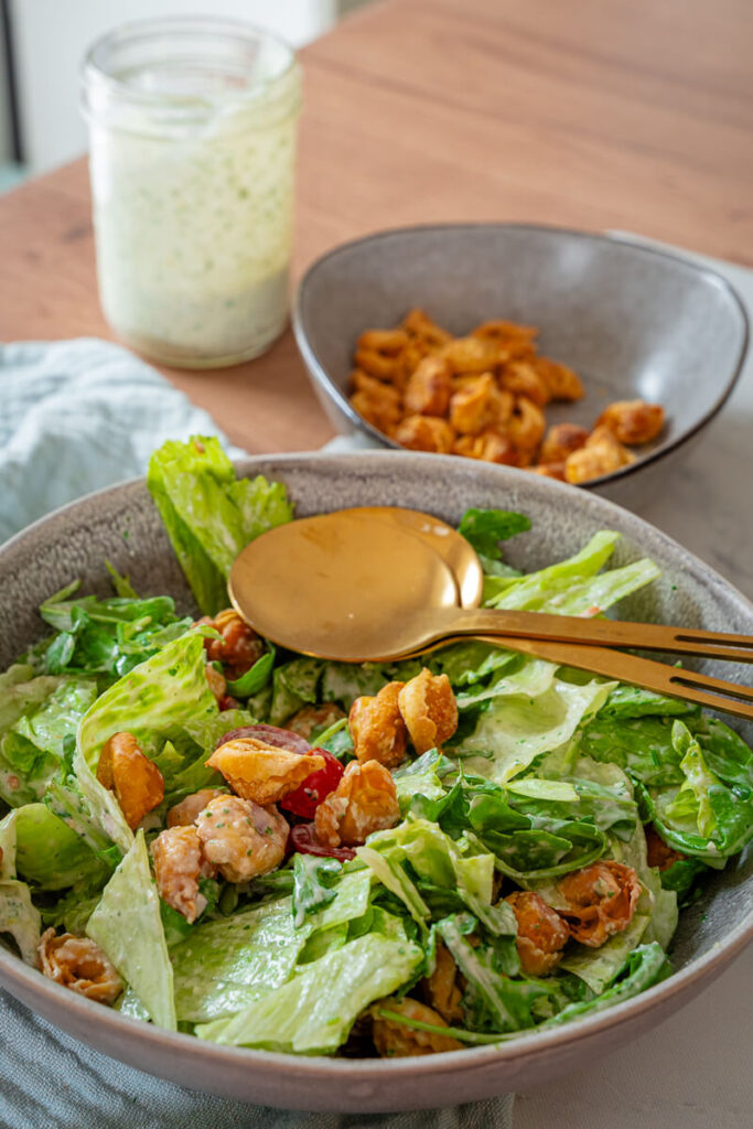 Crunchy Tortellini Salat mit cremigem Parmesan-Dressing