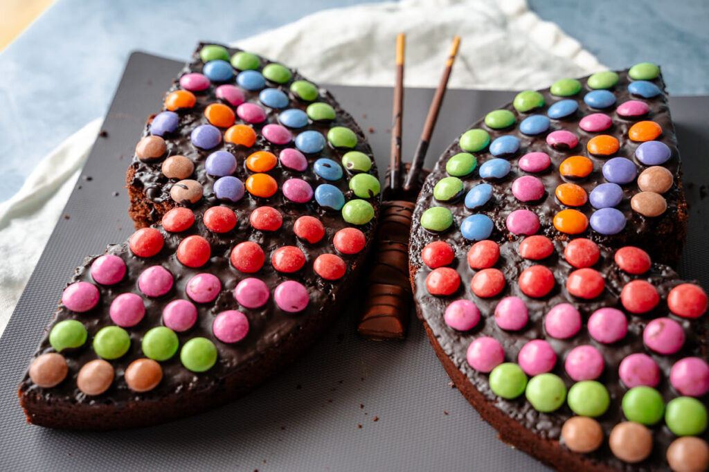 Schmetterlings-Schokokuchen mit Smarties
