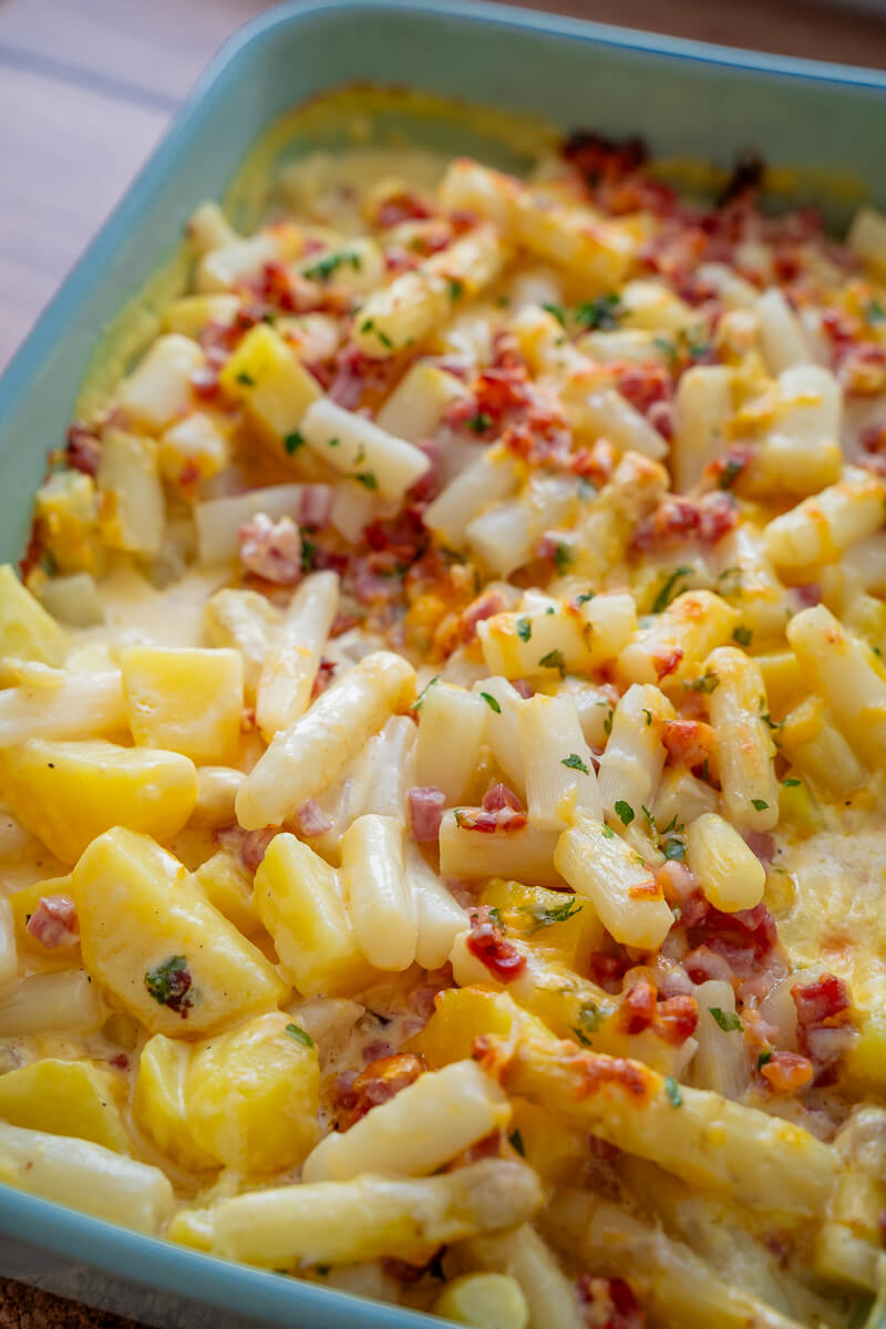 Spargelauflauf mit Hollandaise, Kartoffeln und Schinken
