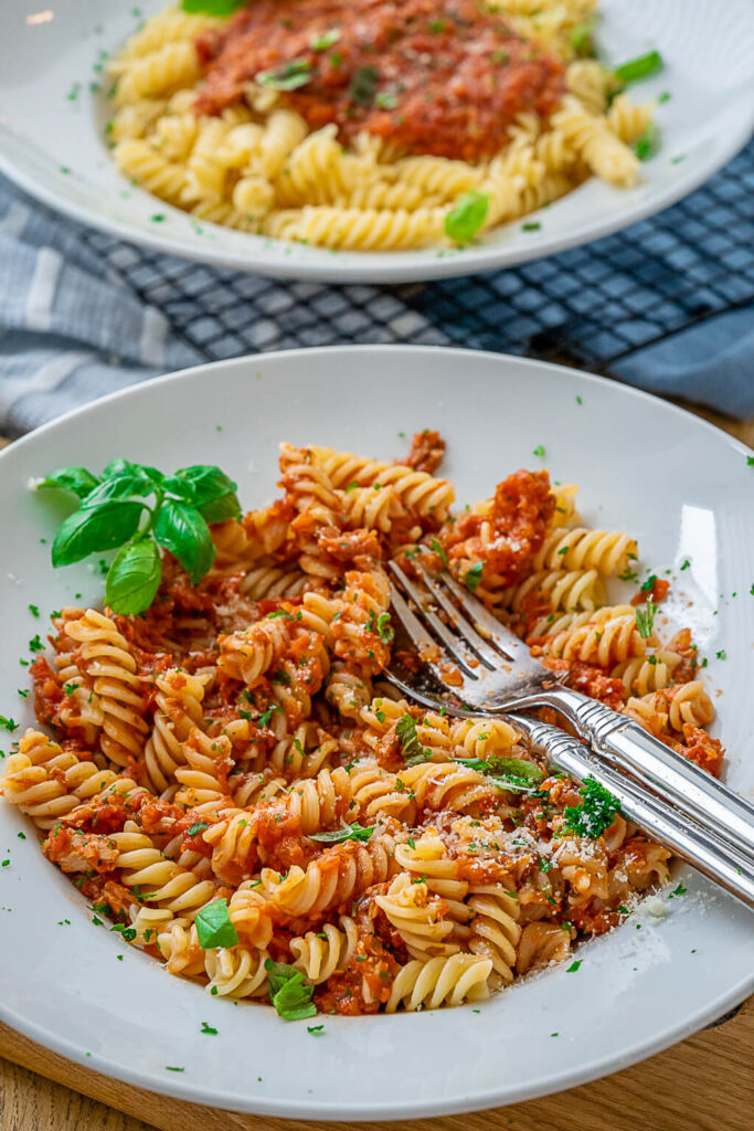 Schnelle Pasta mit Thunfisch und Tomatensoße