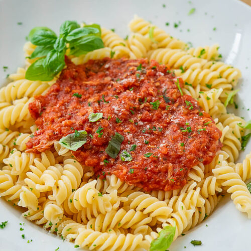 Schnelle Pasta mit Thunfisch und Tomatensoße