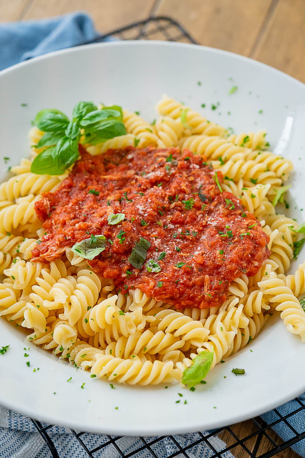 Schnelle Pasta mit Thunfisch und Tomatensoße
