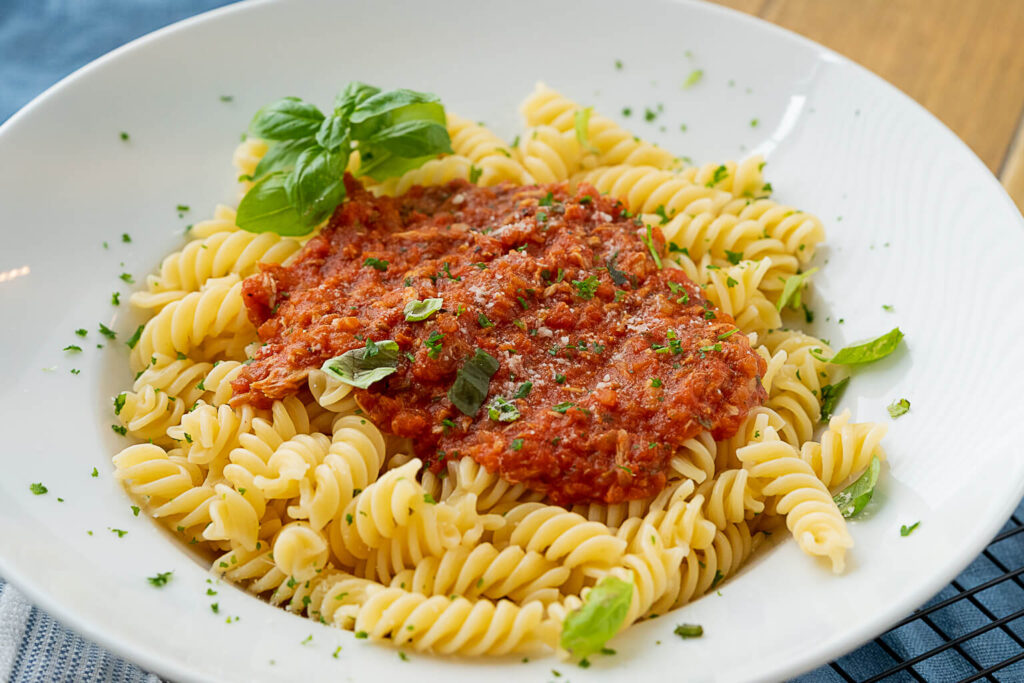 Schnelle Pasta mit Thunfisch und Tomatensoße