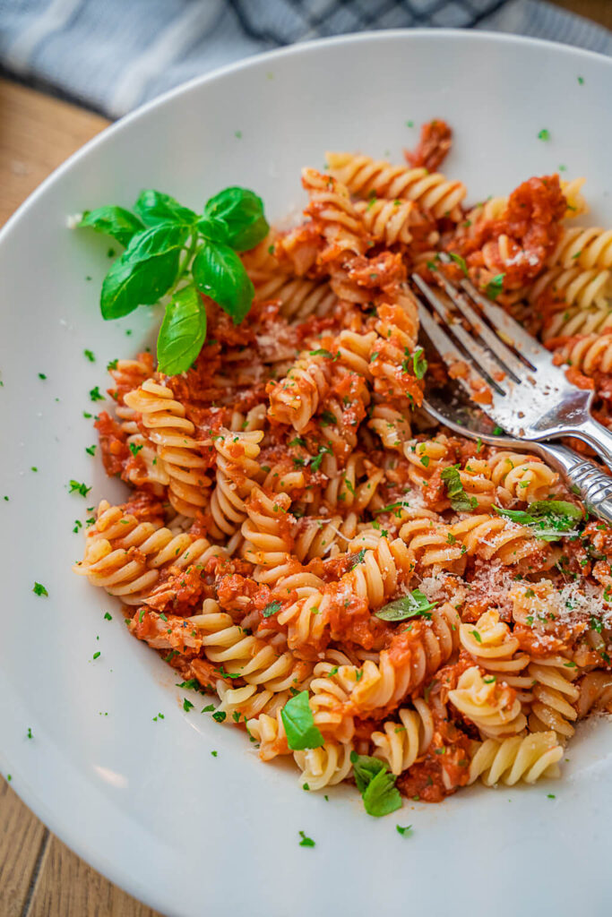Schnelle Pasta mit Thunfisch und Tomatensoße