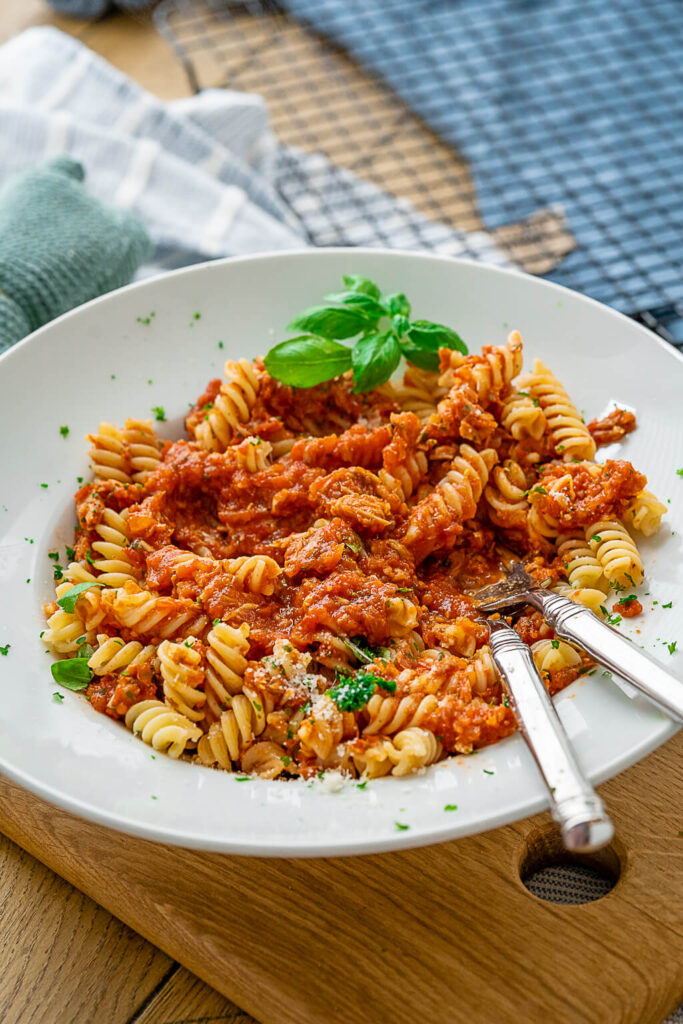 Schnelle Pasta mit Thunfisch und Tomatensoße