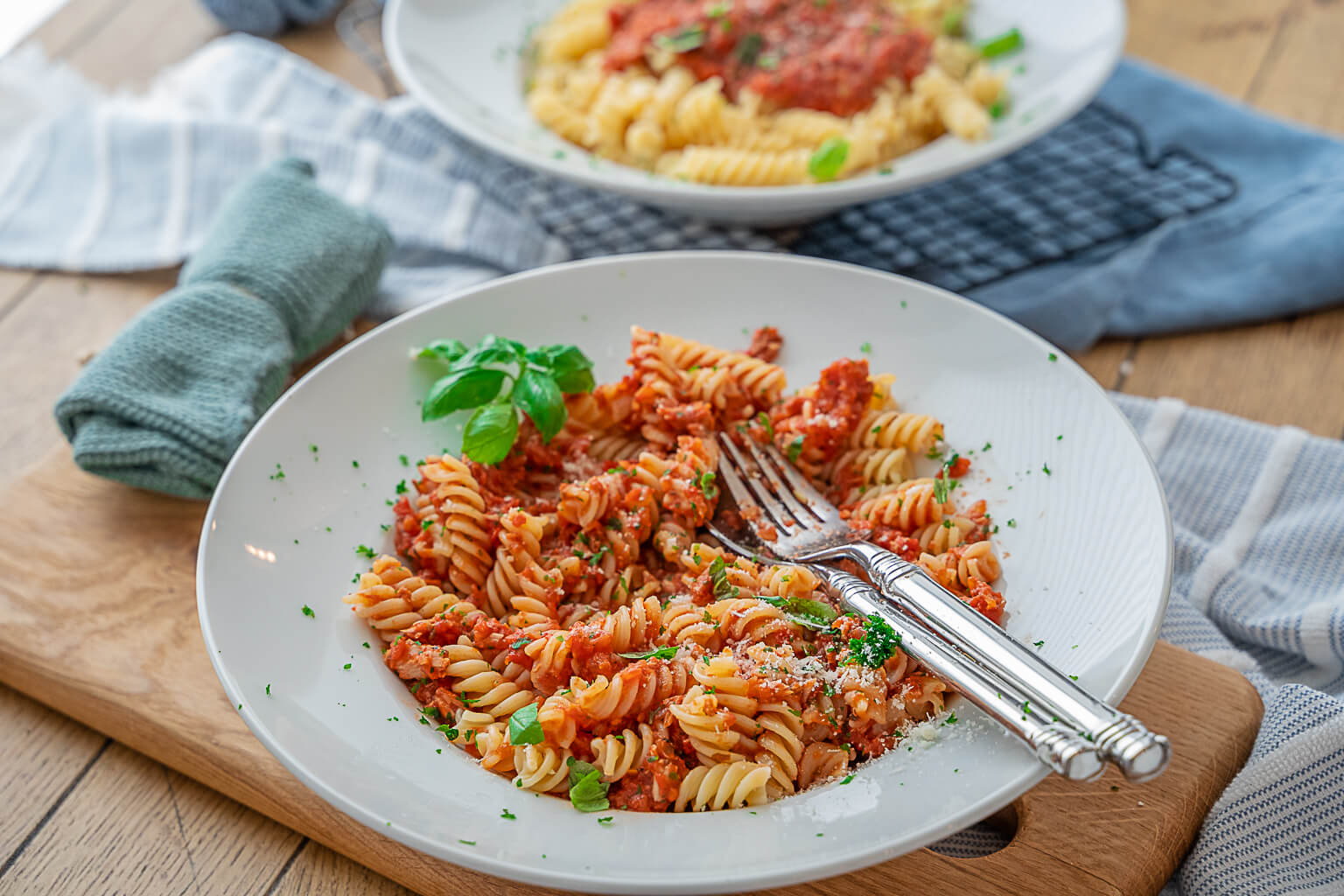Schnelle Pasta mit Thunfisch und Tomatensoße
