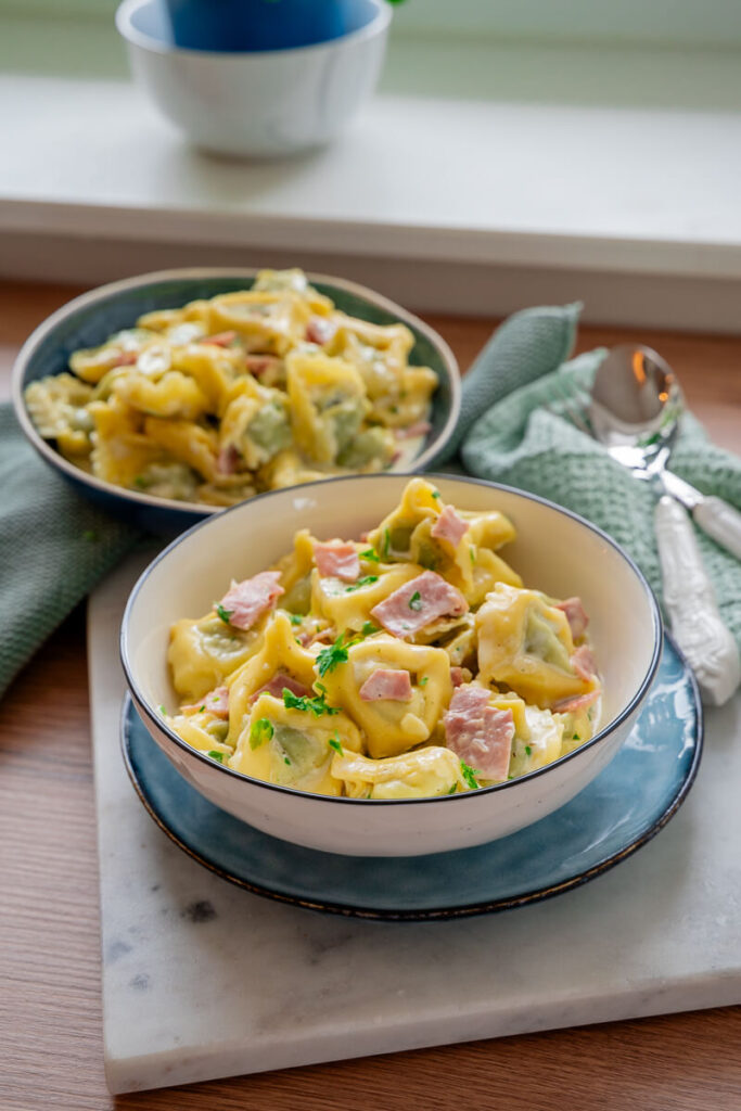 Leckeres Pastagericht mit Schinken, Tortellini und Sahnesoße