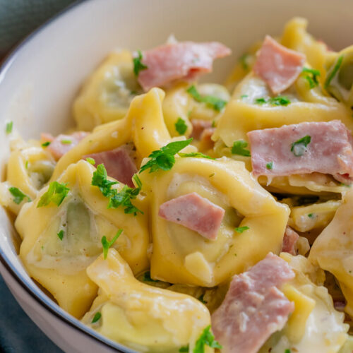 Tortellini alla Panna – cremige Schinken-Sahnesoße