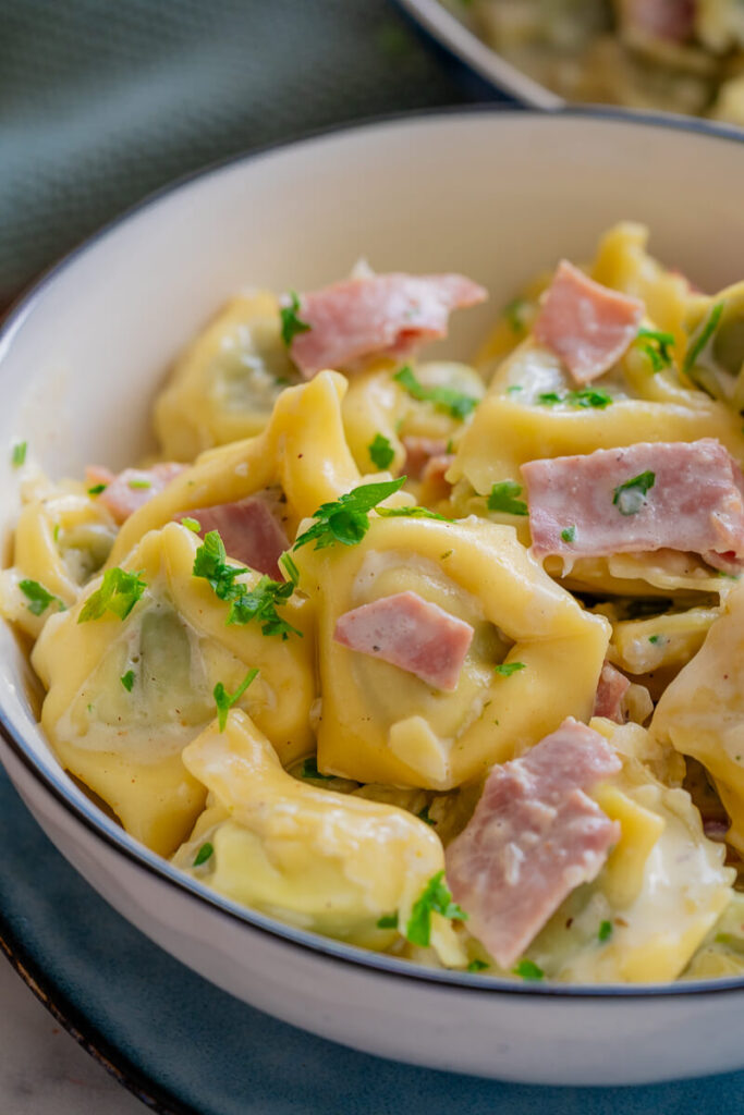 Tortellini alla Panna – cremige Schinken-Sahnesoße