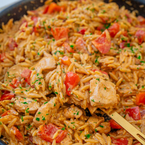 Cremige Orzo-Pfanne mit Hähnchen und Paprika