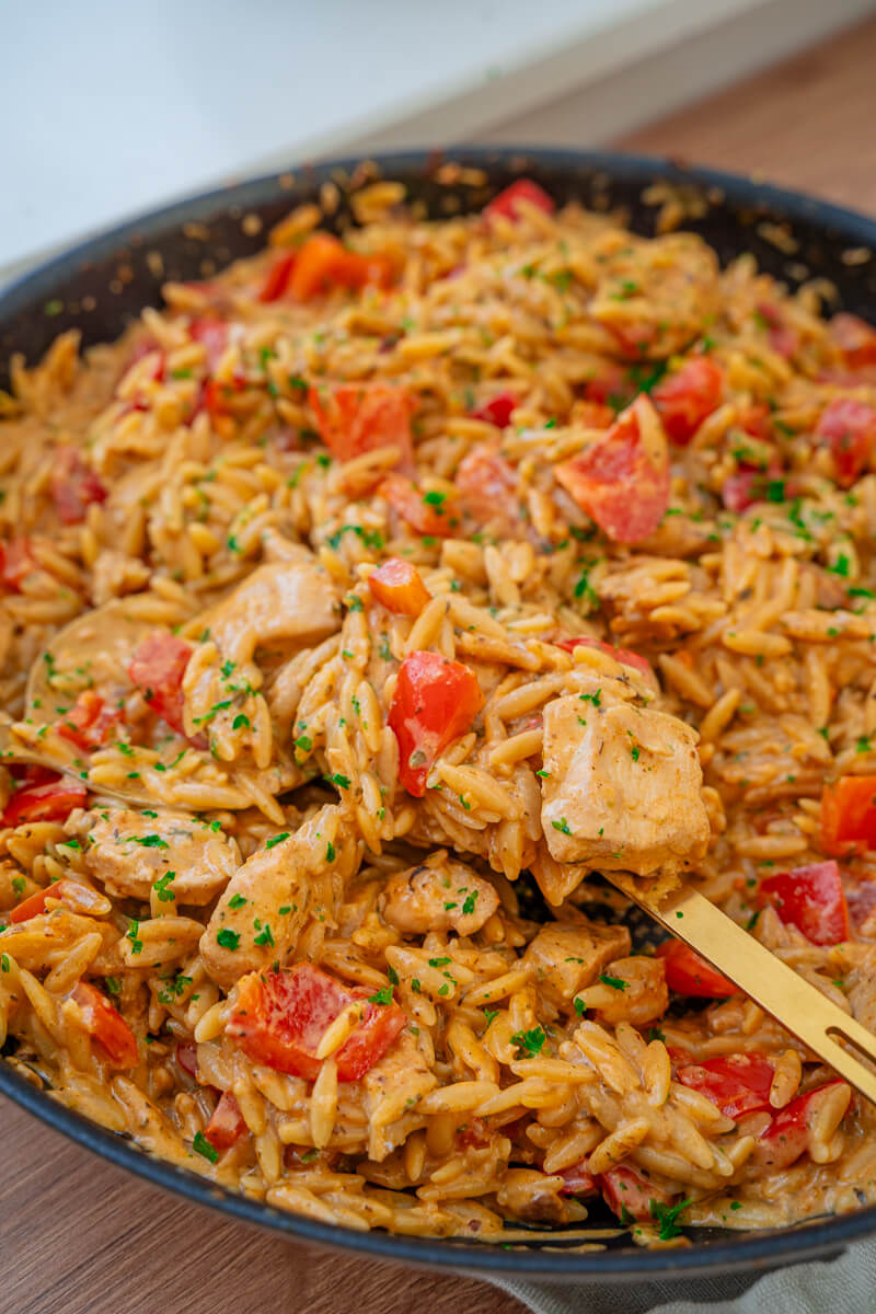 Cremige Orzo-Pfanne mit Hähnchen und Paprika
