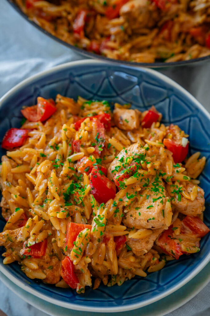  Orzo-Pfanne mit Hähnchen und Paprika