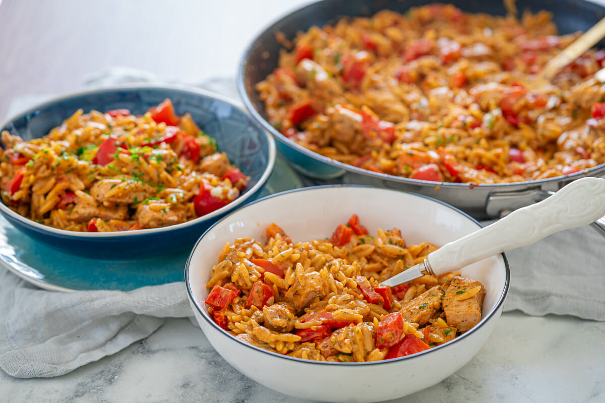 Cremige Orzo-Pfanne mit Hähnchen und Paprika