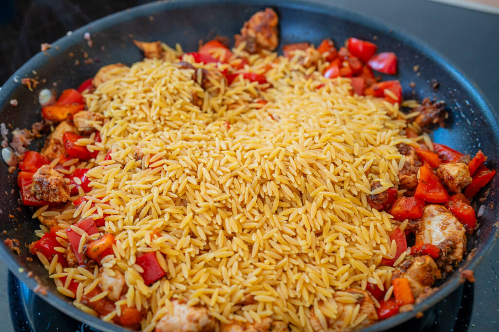 Cremige Orzo-Pfanne mit Hähnchen und Paprika