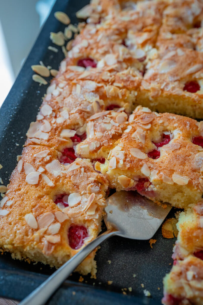 Himbeer-Buttermilchkuchen vom Blech – saftig, fruchtig & einfach