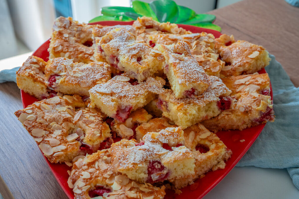 Himbeer-Buttermilchkuchen vom Blech – saftig, fruchtig & einfach