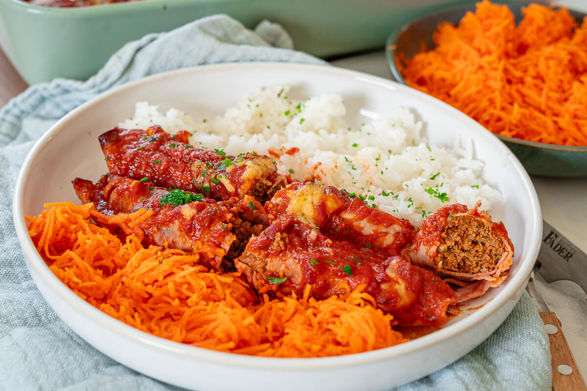 Schinken-Hackfleisch-Röllchen in Tomatensauce