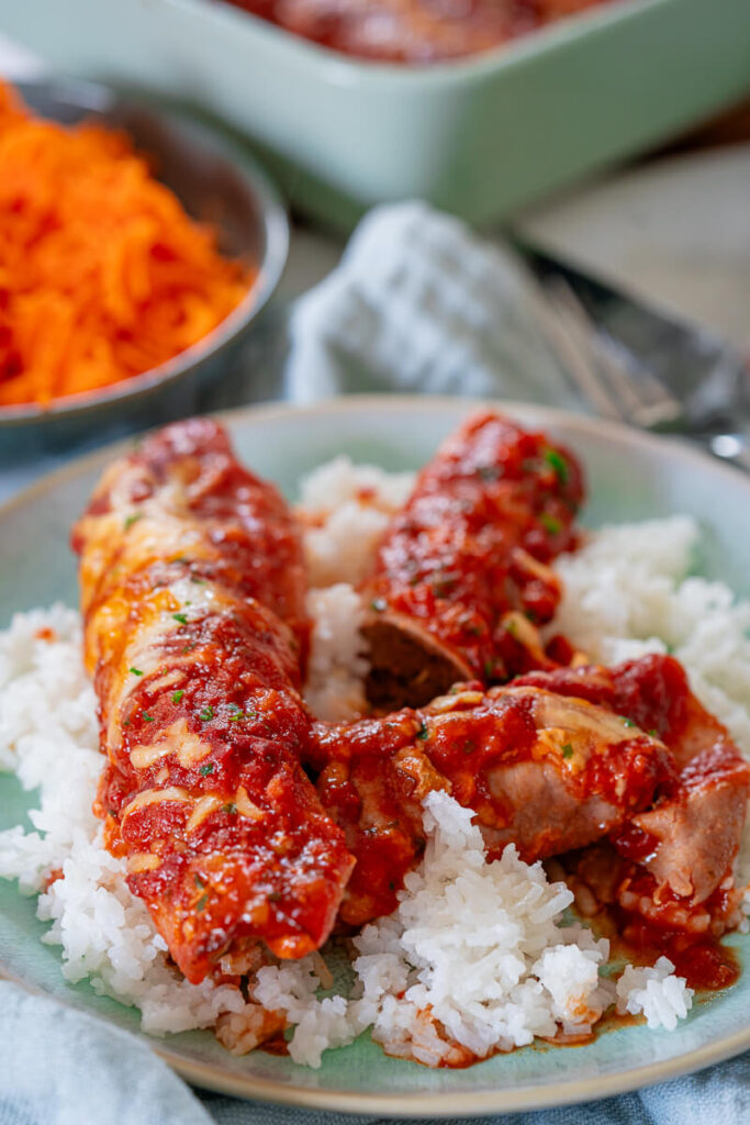 Schinken-Hackfleisch-Röllchen in Tomatensauce