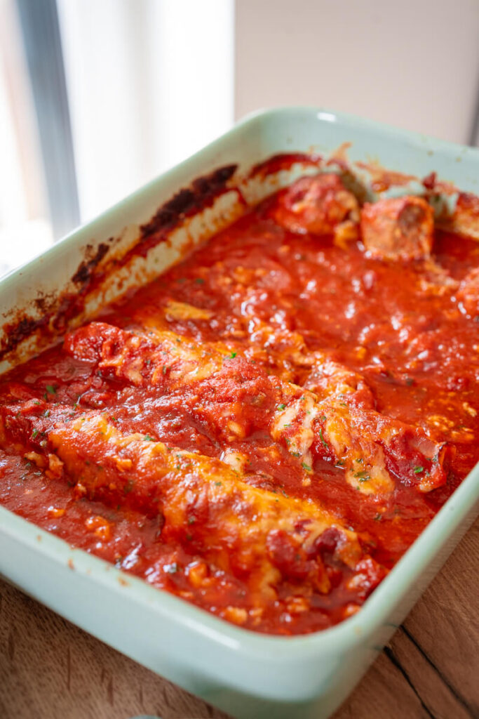 Schinken-Hackfleisch-Röllchen in Tomatensauce