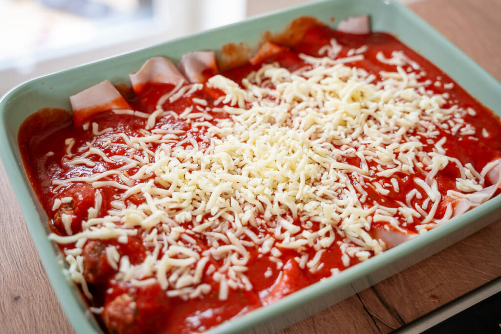 Schinken-Hackfleisch-Röllchen in Tomatensauce