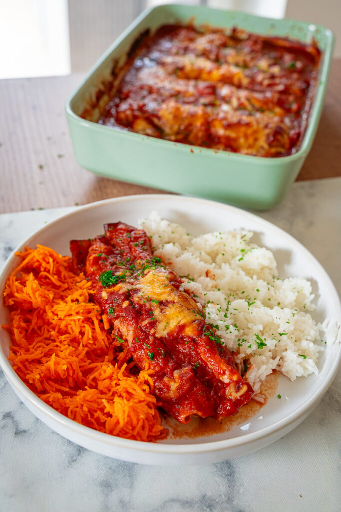 Schinken-Hackfleisch-Röllchen in Tomatensauce