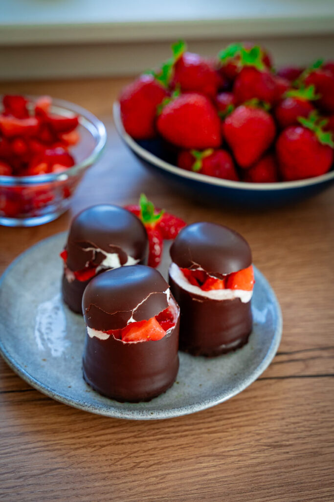 Gefüllte Schaumküsse mit Erdbeeren