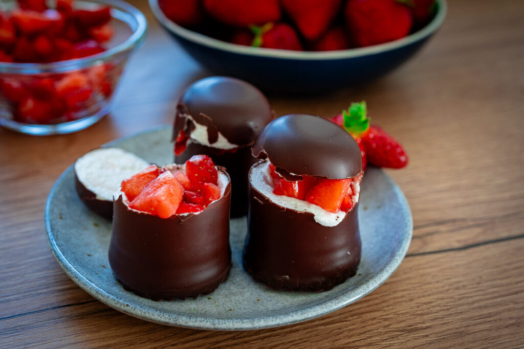 Gefüllte Schaumküsse mit Erdbeeren