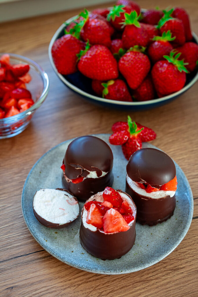 Gefüllte Schaumküsse mit Erdbeeren
