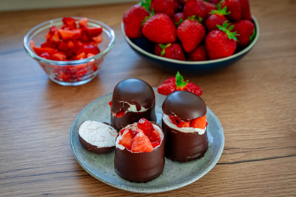 Gefüllte Schaumküsse mit Erdbeeren