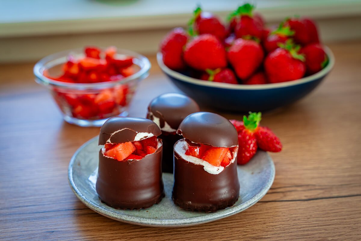 Gefüllte Schaumküsse mit Erdbeeren