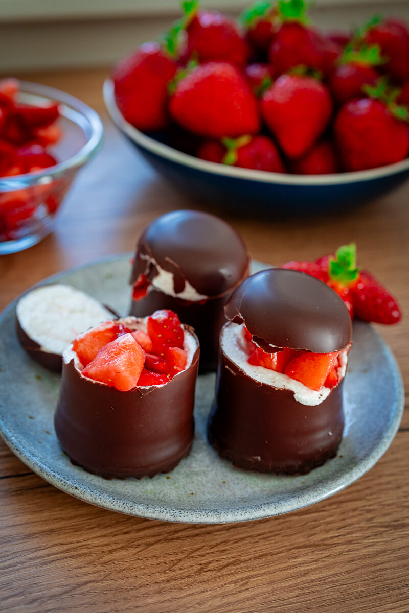 Gefüllte Schaumküsse mit Erdbeeren