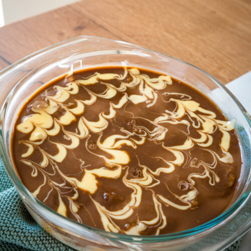 Cremiges Löffelbiskuit-Dessert mit Vanillecreme und Schokoglasur