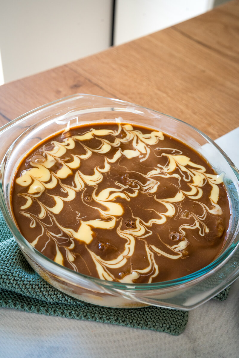 Cremiges Löffelbiskuit-Dessert mit Vanillecreme und Schokoglasur