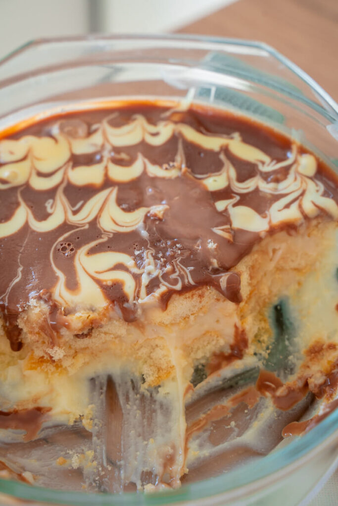 Cremiges Löffelbiskuit-Dessert mit Vanillecreme und Schokoglasur
