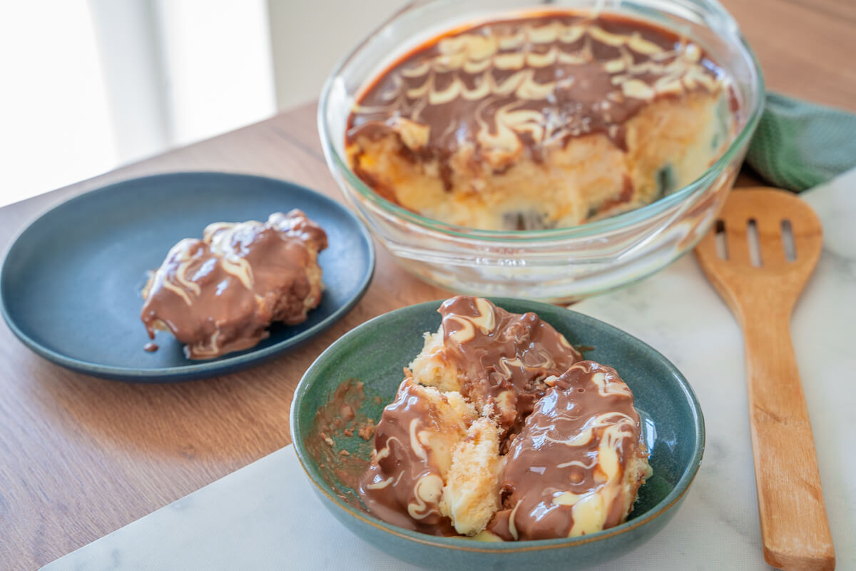 Cremiges Löffelbiskuit-Dessert mit Vanillecreme und Schokoglasur