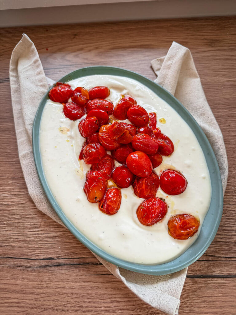 Schneller Feta Dip, aufgeschlagen mit Frischkäse und Joghurt