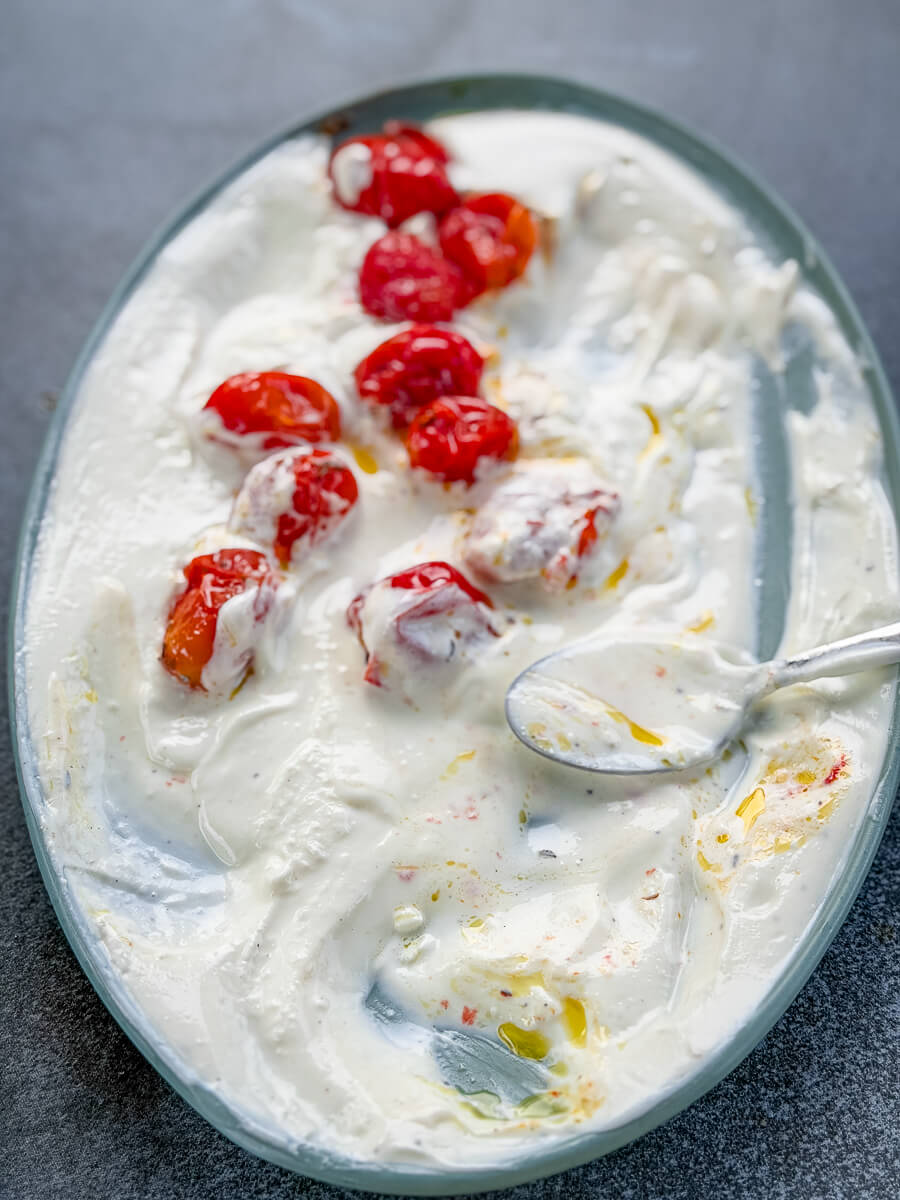 Whipped feta Dip mit Tomaten