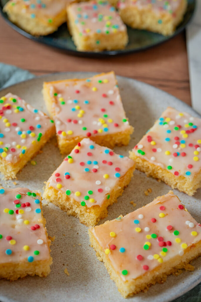 Zitronen-Buttermilchkuchen vom Blech mit Streusel